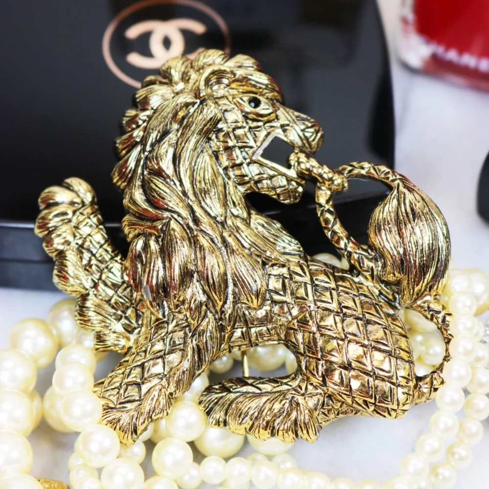 Regal Quilted Lion Brooch from the Classics Collection by Joan Rivers - Picture 7 of 16